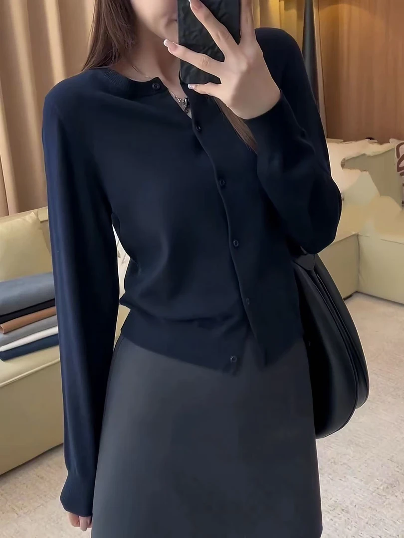 q-薄款匹马棉圆领开衫针织刺绣（马刺绣）约200克匹马棉