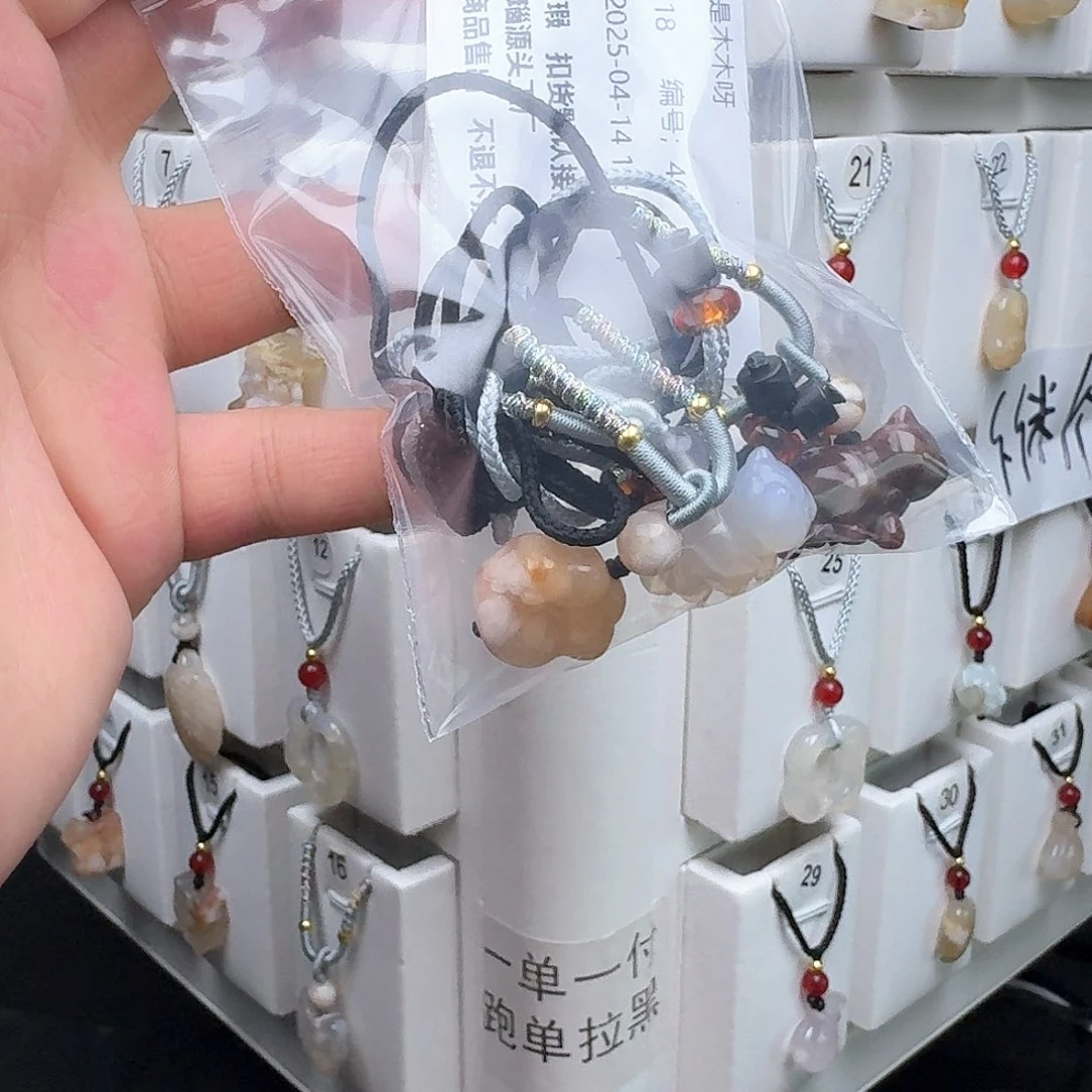 石英质玉未镶嵌吊坠(赠链)是**呀