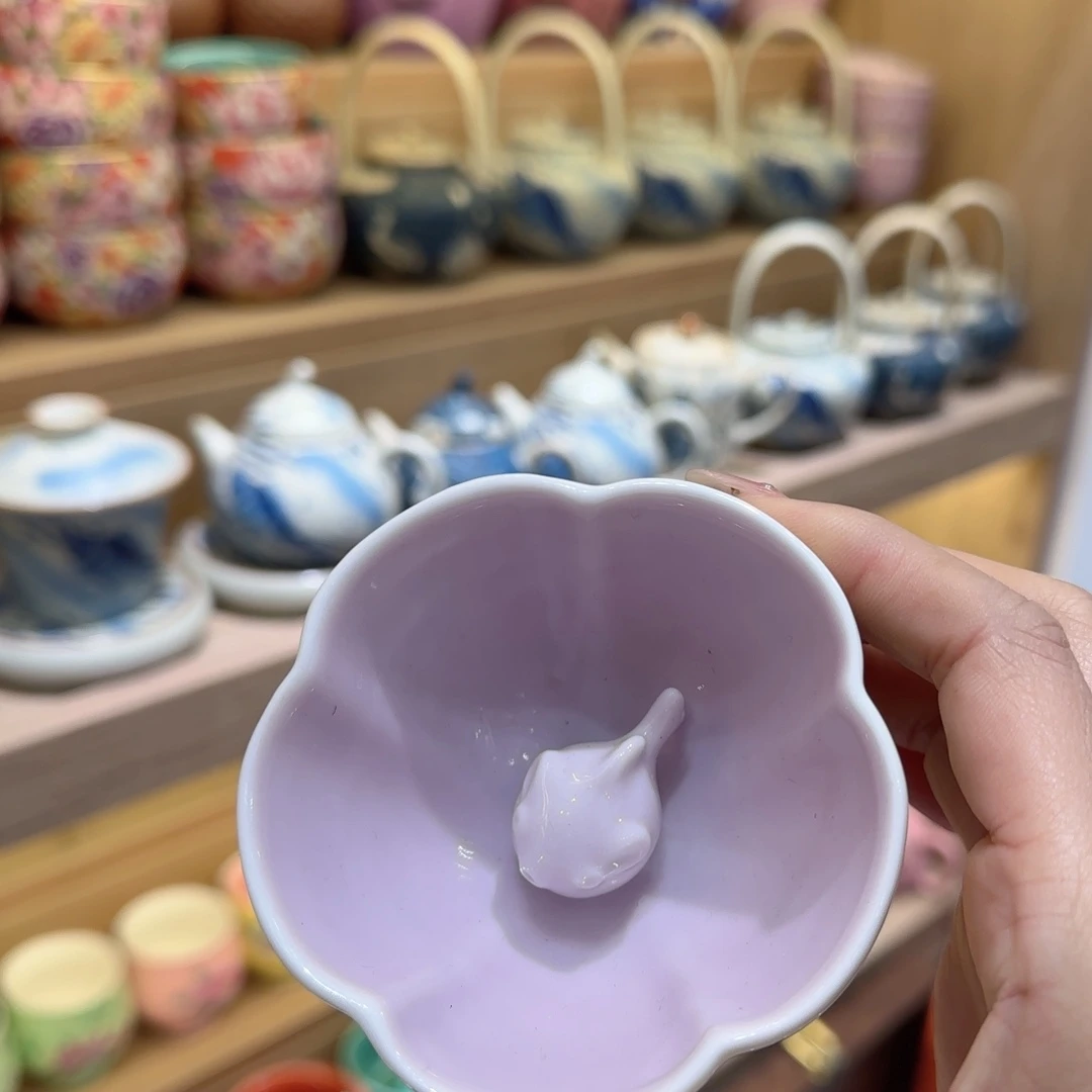 茶杯里放了两杯牛奶的感觉就是