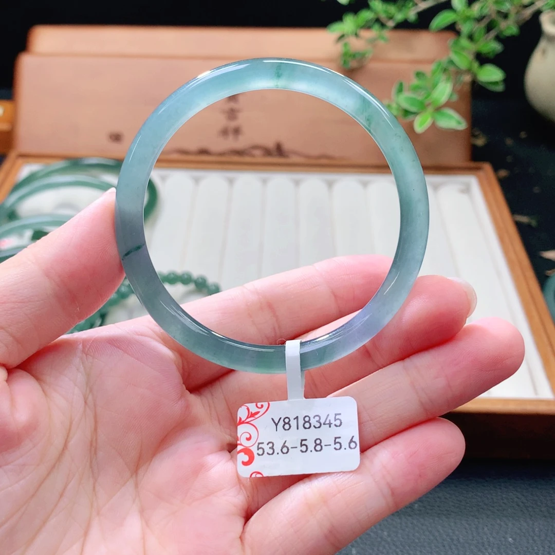 翡翠未镶嵌手镯（圆镯）