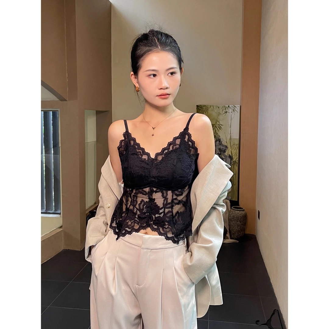 黑色v领蕾丝吊带背心女内搭秋高级感短款带胸垫打底上衣2025新款