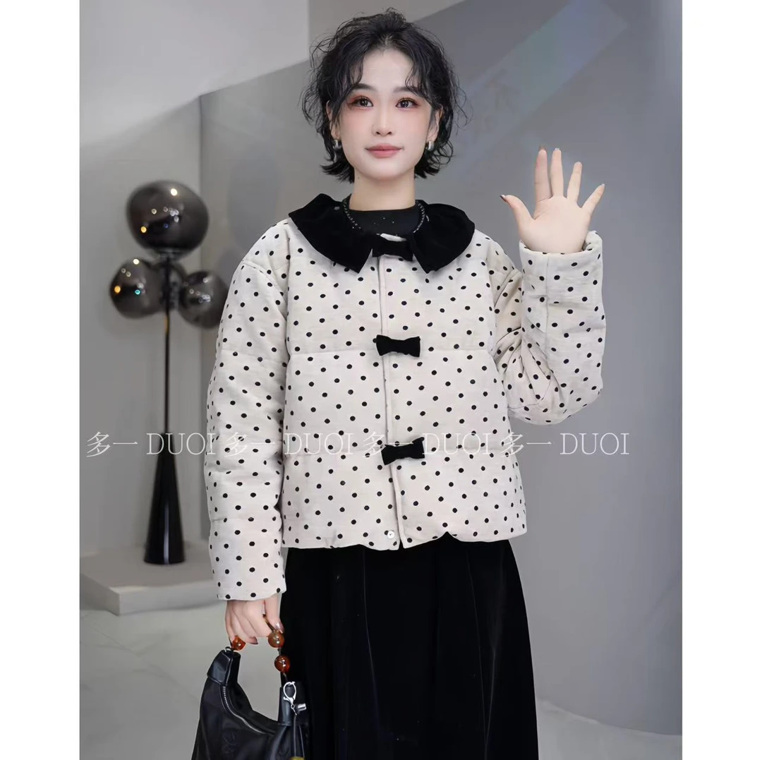 多一“知然”2024冬季复古波点小蝴蝶结装饰圆领保暖羽绒服设计师