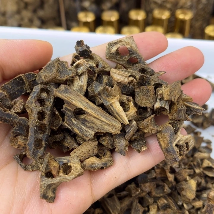 绿奇楠沉香绿奇楠高油车珠料50克