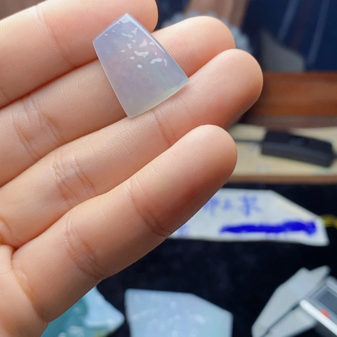 翡翠耳饰未镶嵌翡翠