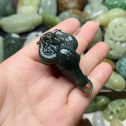 和田玉未镶嵌颈饰龍**神