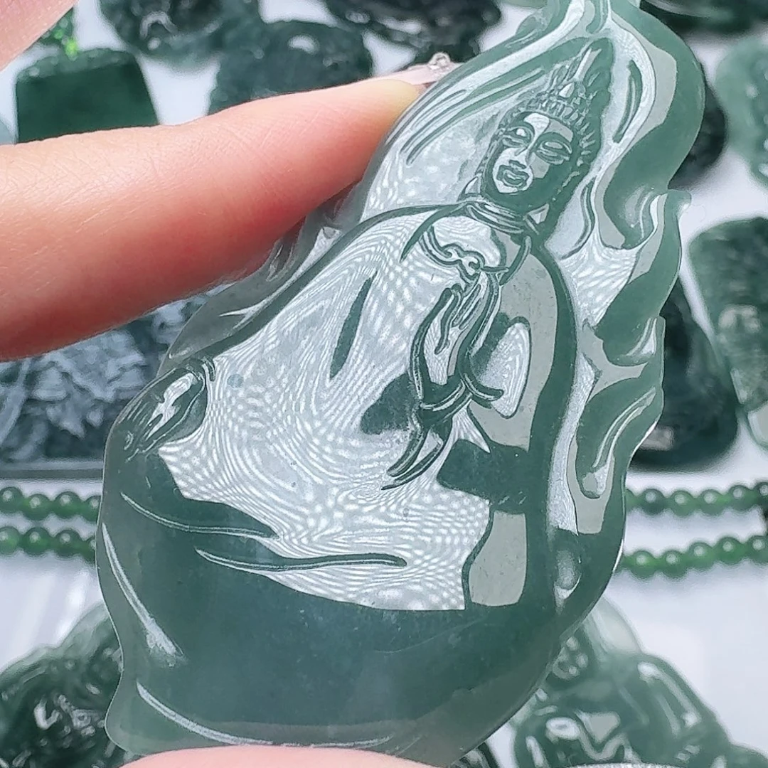 翡翠未镶嵌颈饰多样性发其一