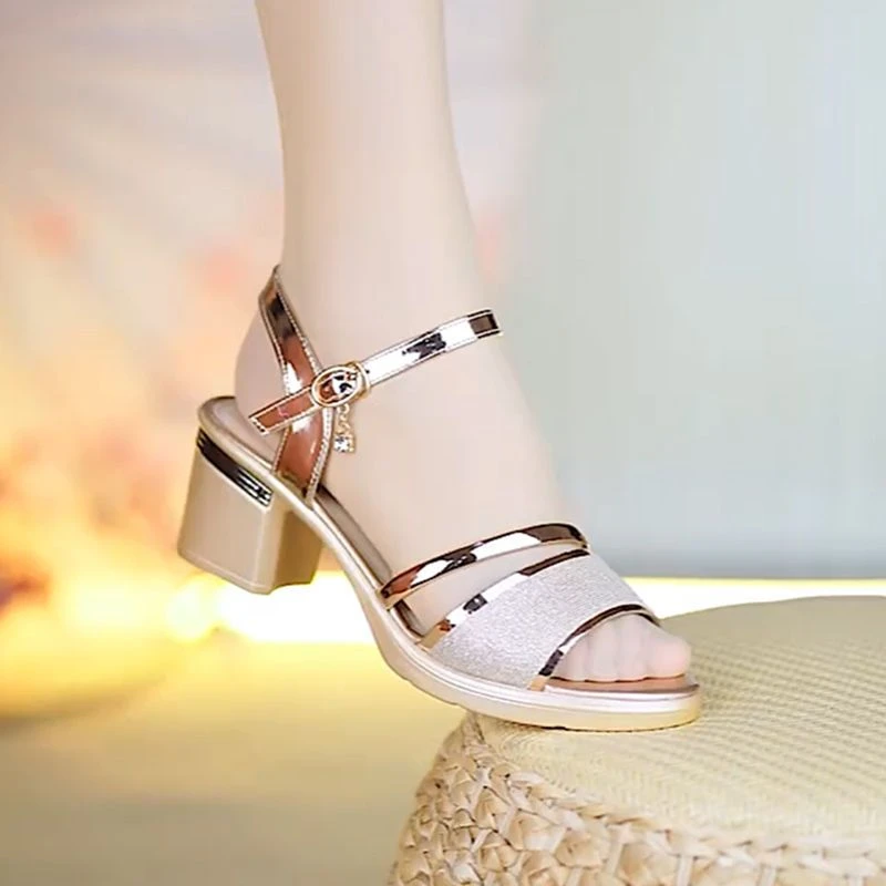 凉鞋女2025年夏季新款平跟软底舒适百搭防滑一字扣大码罗马女凉鞋