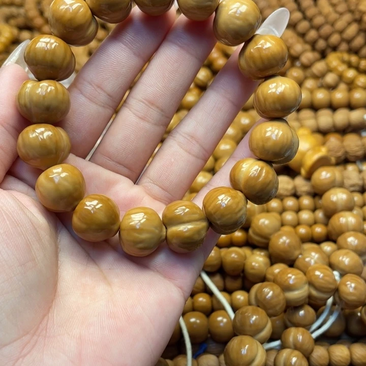 周***嘴核桃微瑕亮面屁桃手串