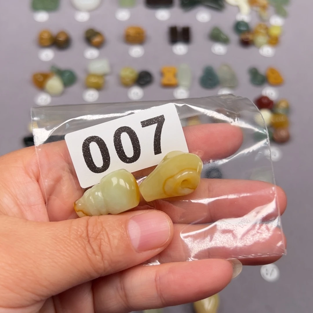 未镶嵌蛇纹石玉颈饰瞅***姐