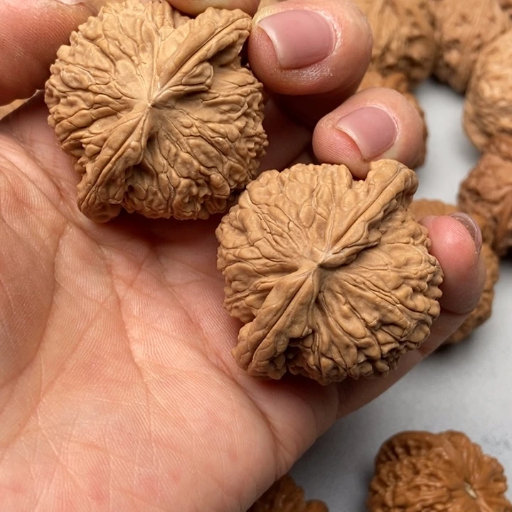 文玩核桃把件锦*。白狮子