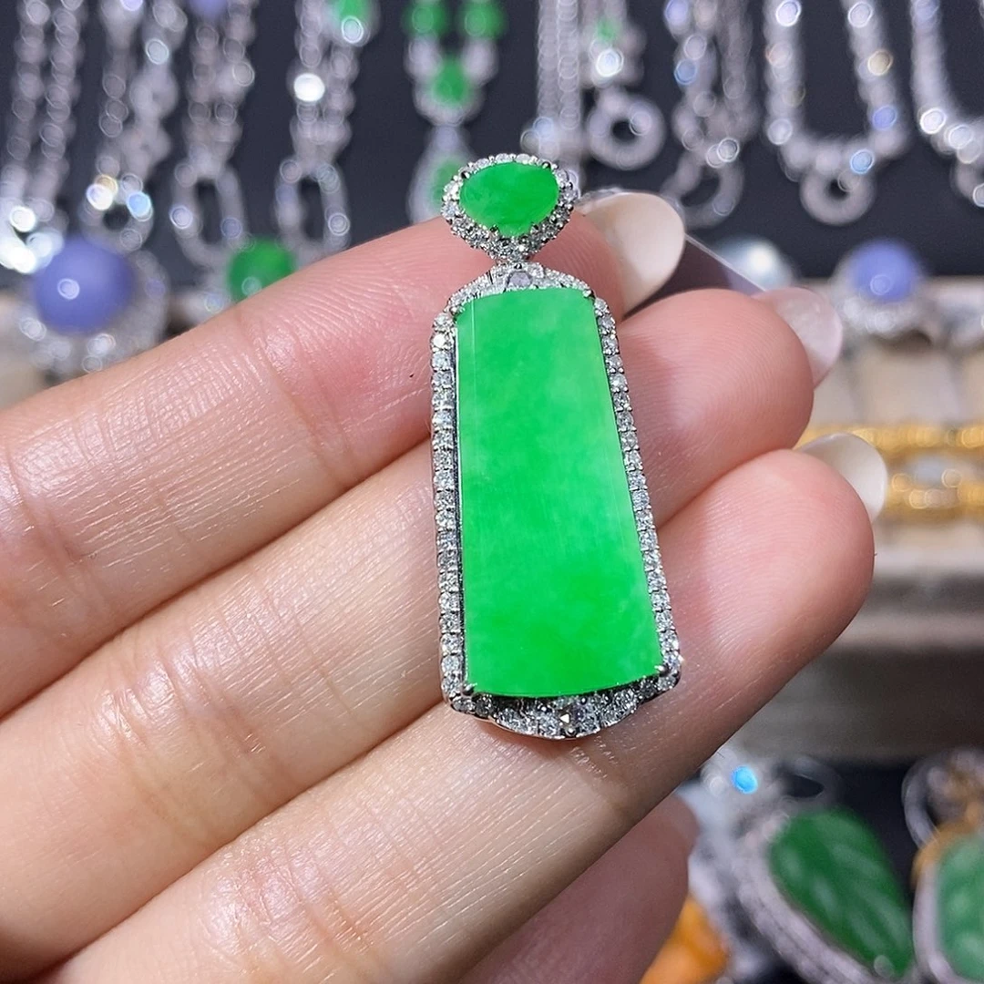 翡翠18K金镶嵌颈饰吊坠