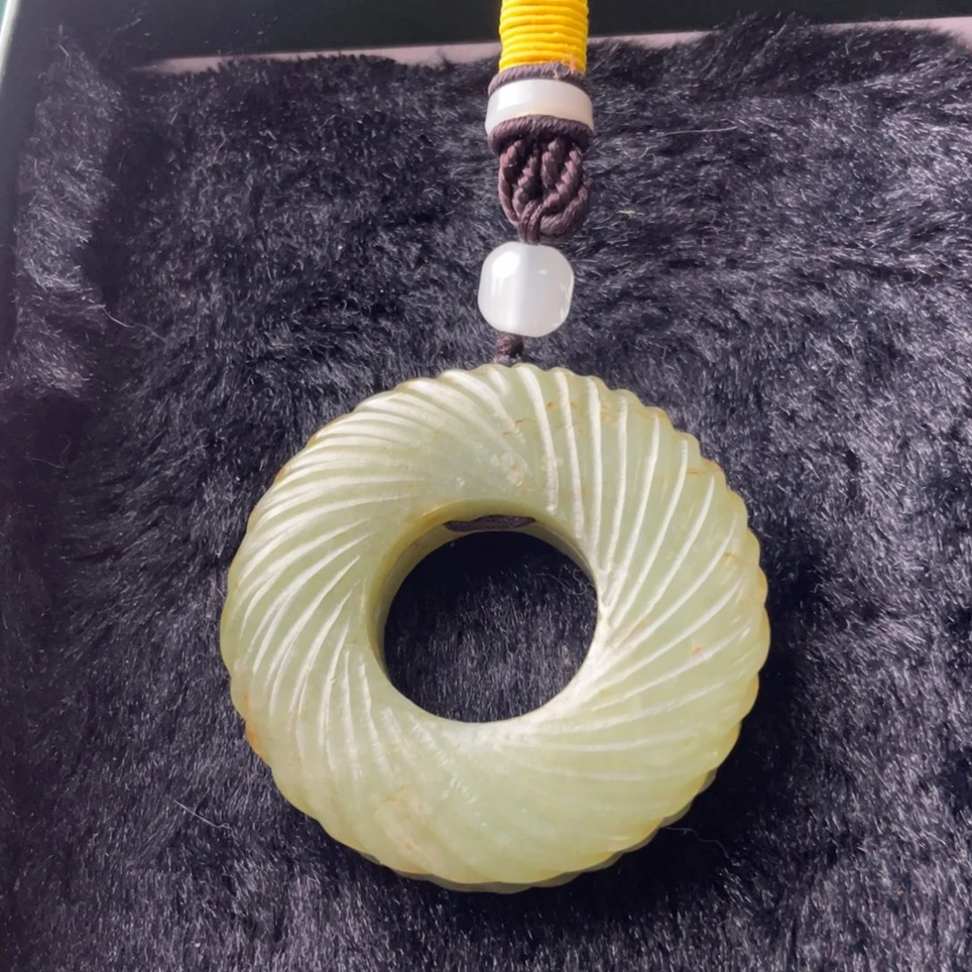 两***岳和田玉未镶嵌挂件