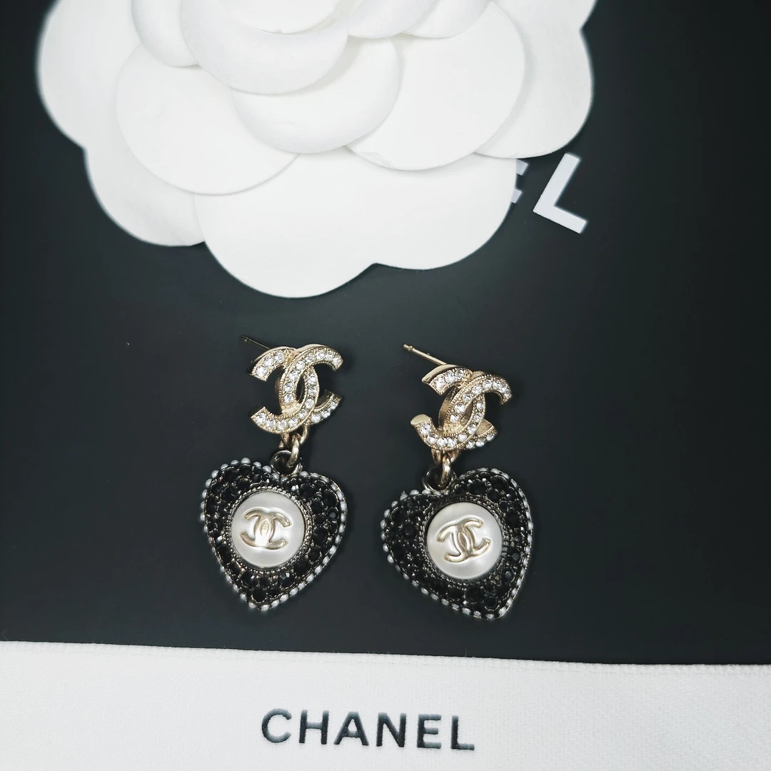 未使用 Chanel/香奈儿 耳环黑色爱心气质时尚经典满钻