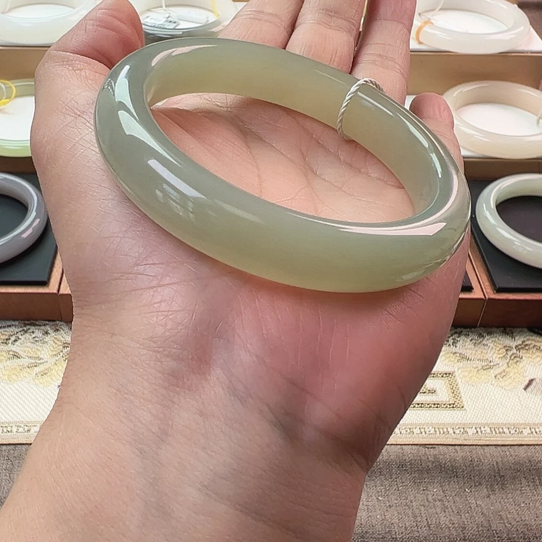 和田玉未镶嵌手镯