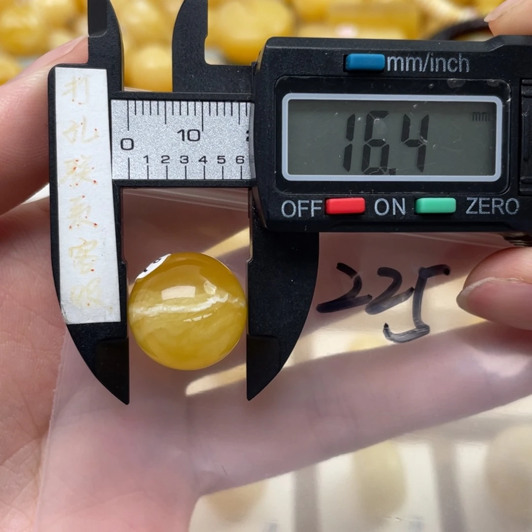 未镶嵌蜜蜡裸石会**龙微瑕