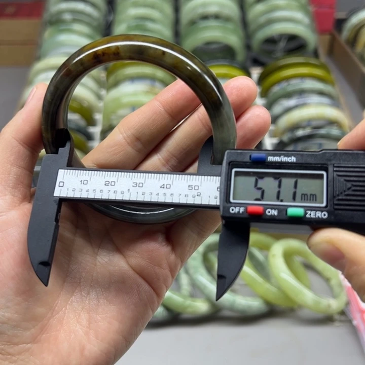 蛇纹石玉未镶嵌手镯2