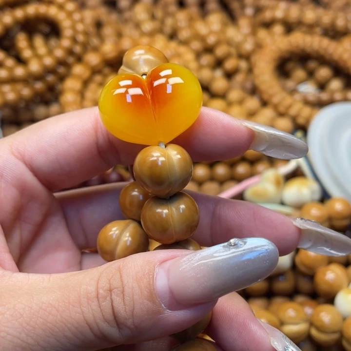 D***y猴头核桃手串爱心配饰