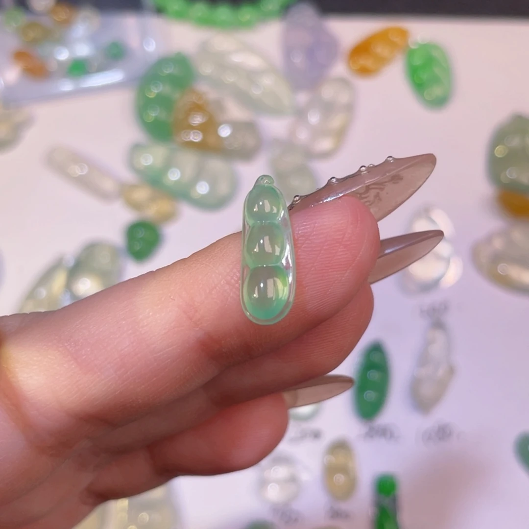 翡翠未镶嵌颈饰裸石