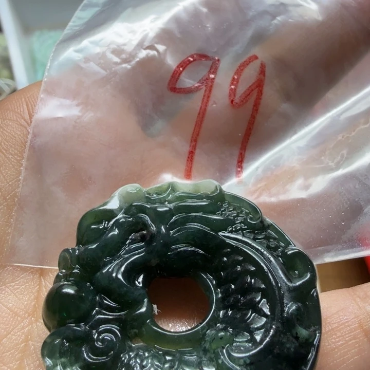 透闪石-蛇纹石玉吊坠未镶嵌