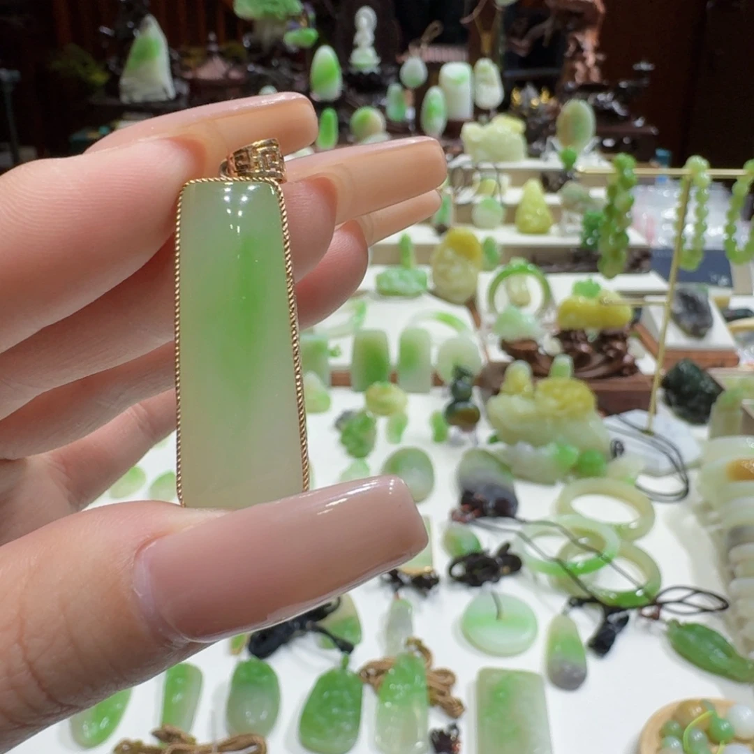 和田玉（翠青玉）18K金镶嵌颈饰面包牌