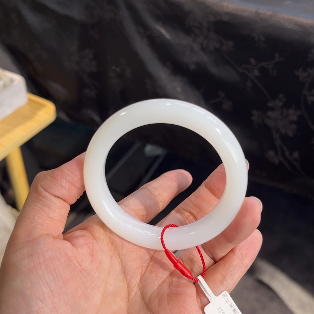 L***g和田玉未镶嵌手镯