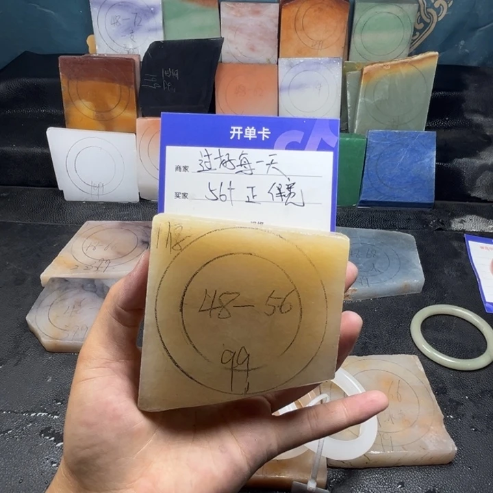 石英质玉手镯未镶嵌过****?