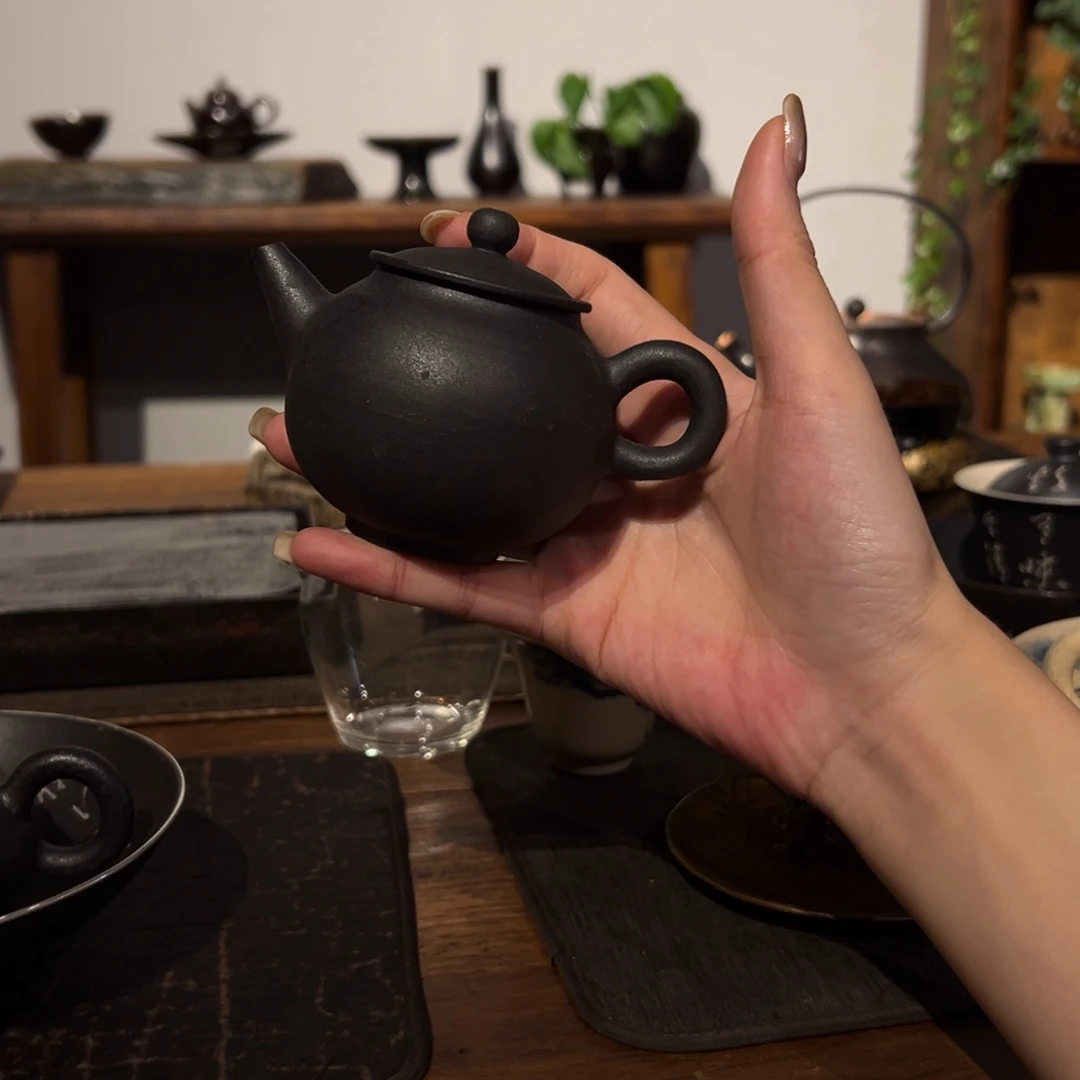 瓷片陶瓷。       陶瓷。