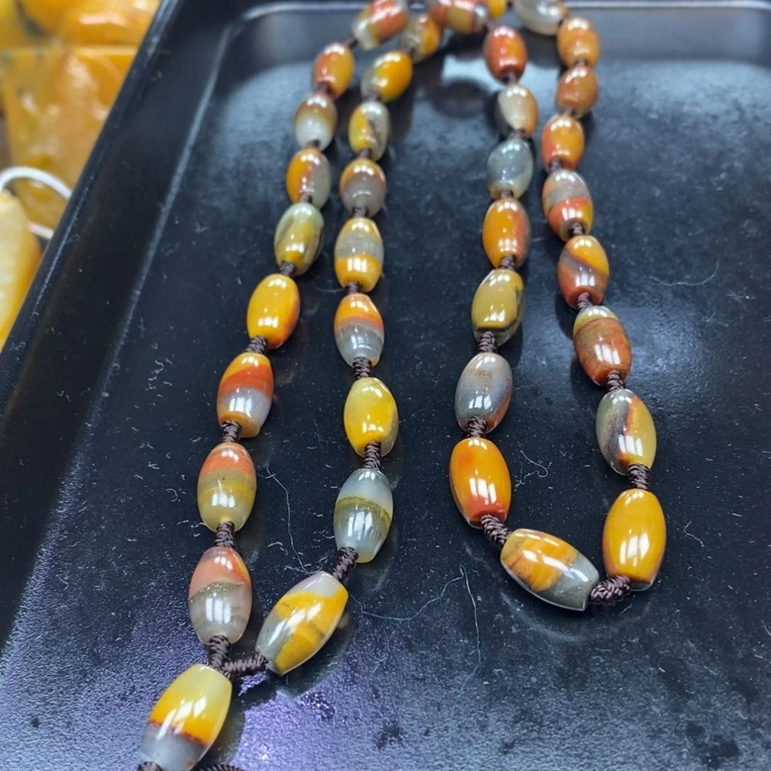 未镶嵌石英质玉（黄龙玉）颈饰