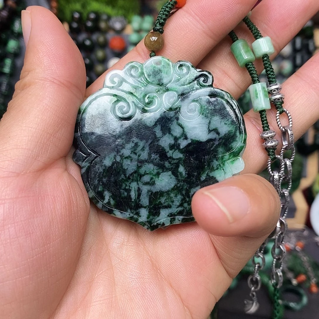 颈饰未镶嵌翡翠漂亮美眉