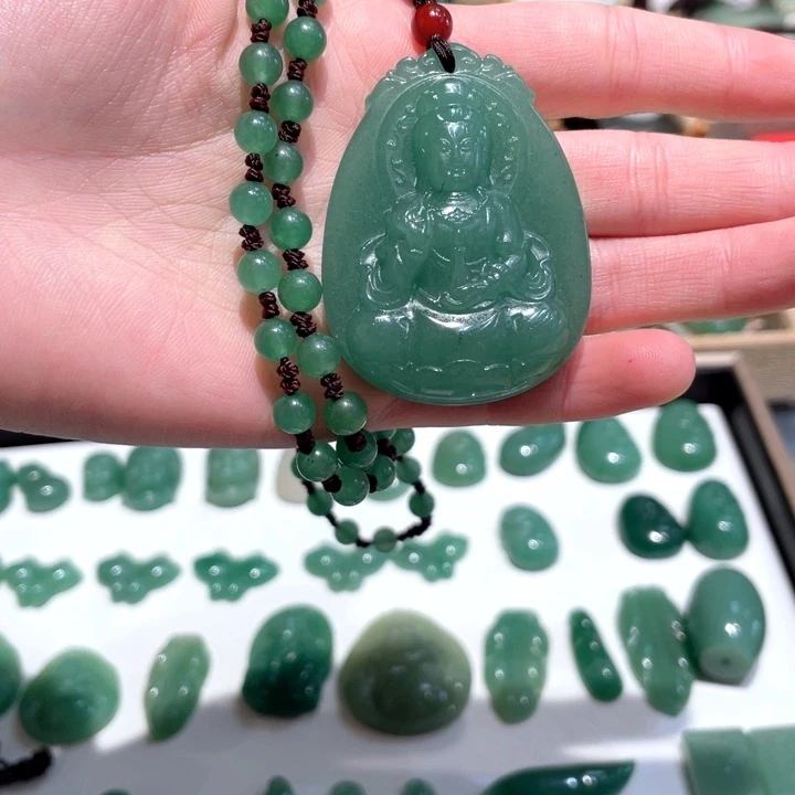 石英质玉未镶嵌颈饰