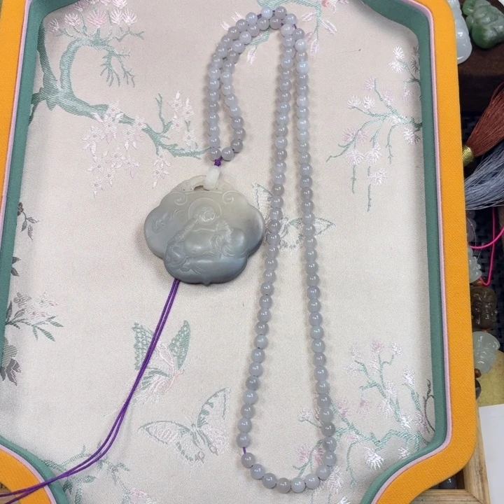 苏***人和田玉未镶嵌颈饰