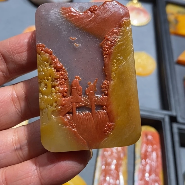 石英质玉（黄龙玉）足铂镶嵌颈饰