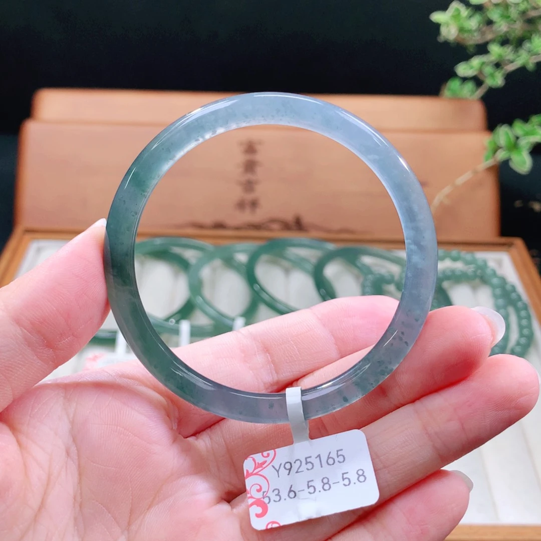 翡翠手镯（圆镯）未镶嵌