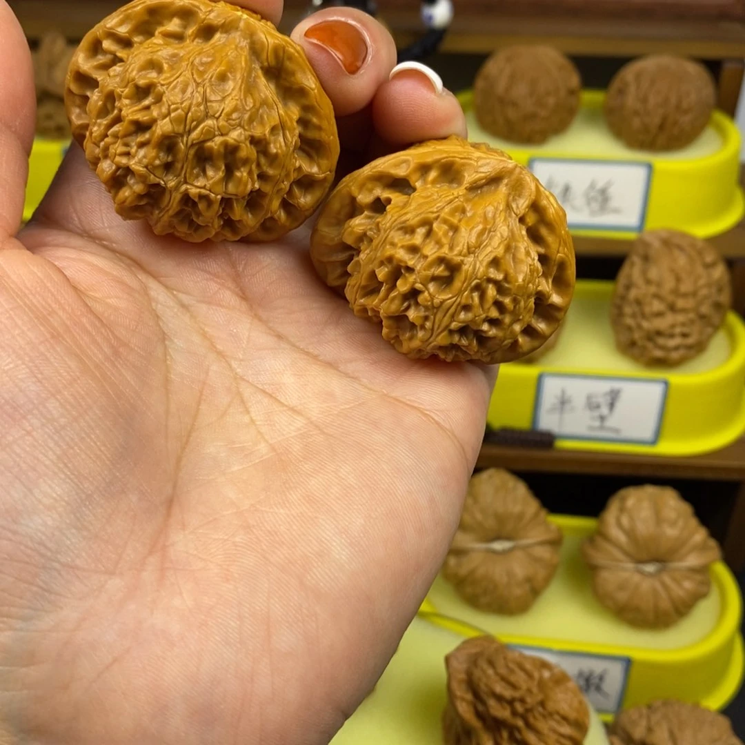 核桃宫灯 尖部有点黄 文玩/木作/... 文玩把件