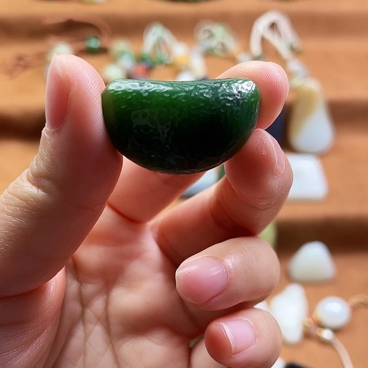 二***胖颈饰未镶嵌和田玉（碧玉）