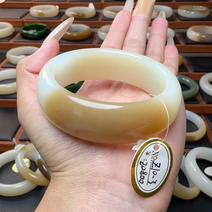 和田玉未镶嵌手镯奶茶色底糖粉55.4宽胎