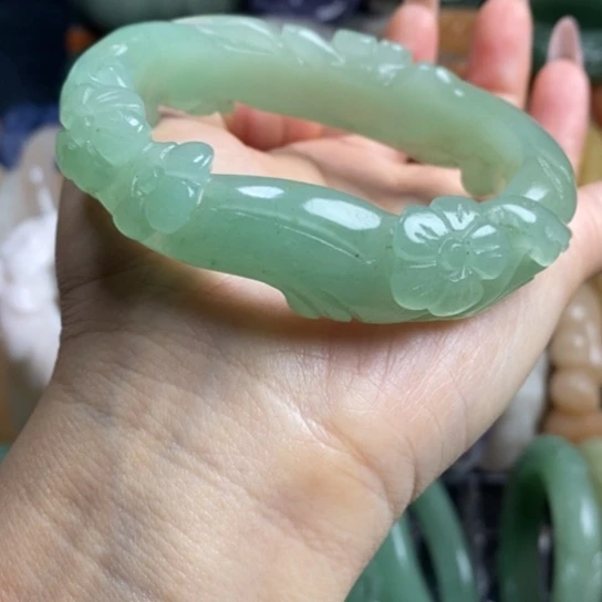 石英质玉未镶嵌雕花手镯