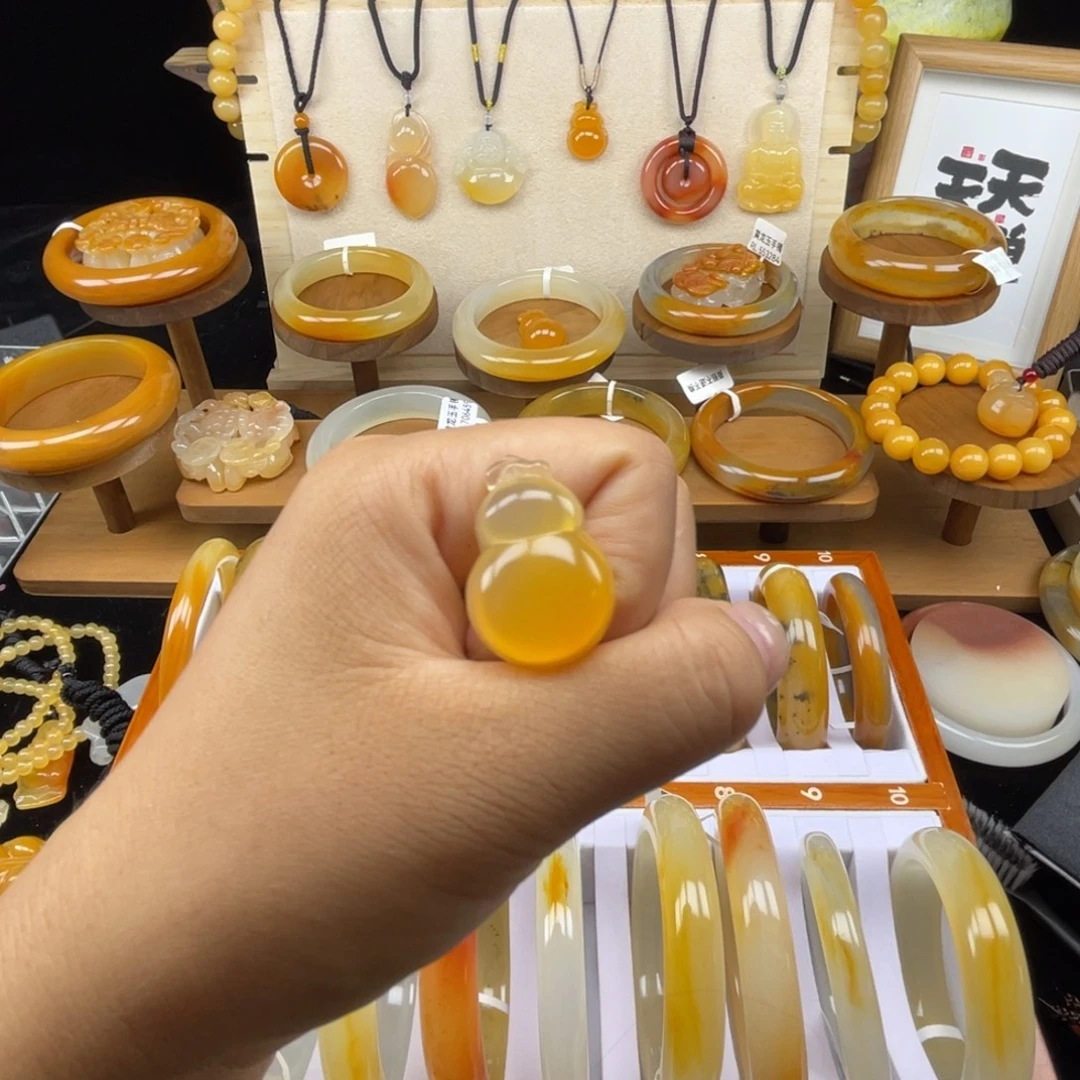 石英质玉（黄龙玉）未镶嵌颈饰缅黄葫芦