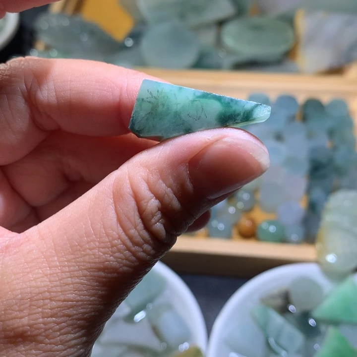 翡翠未镶嵌颈饰小*