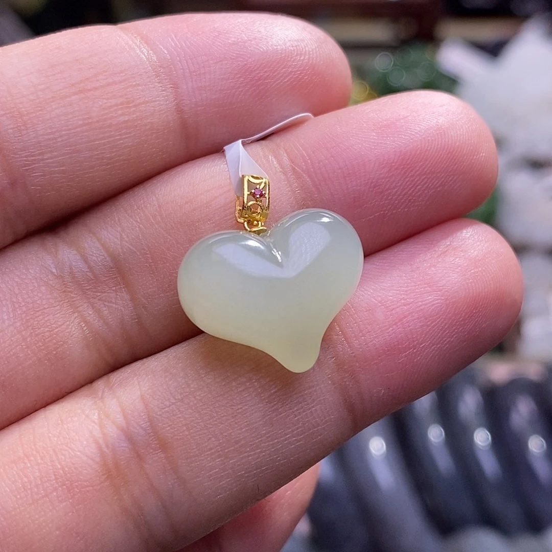 和田玉未镶嵌颈饰收藏级冰晴水老矿料高冰金镶屁桃