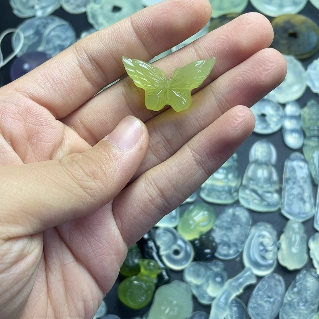 岫玉未镶嵌颈饰蝴蝶