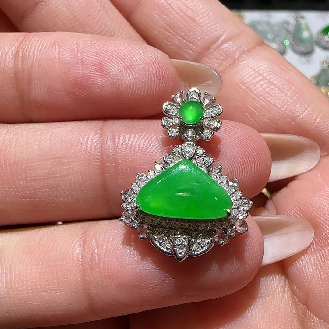 【闪购商品】颈饰18K金镶嵌翡翠天然