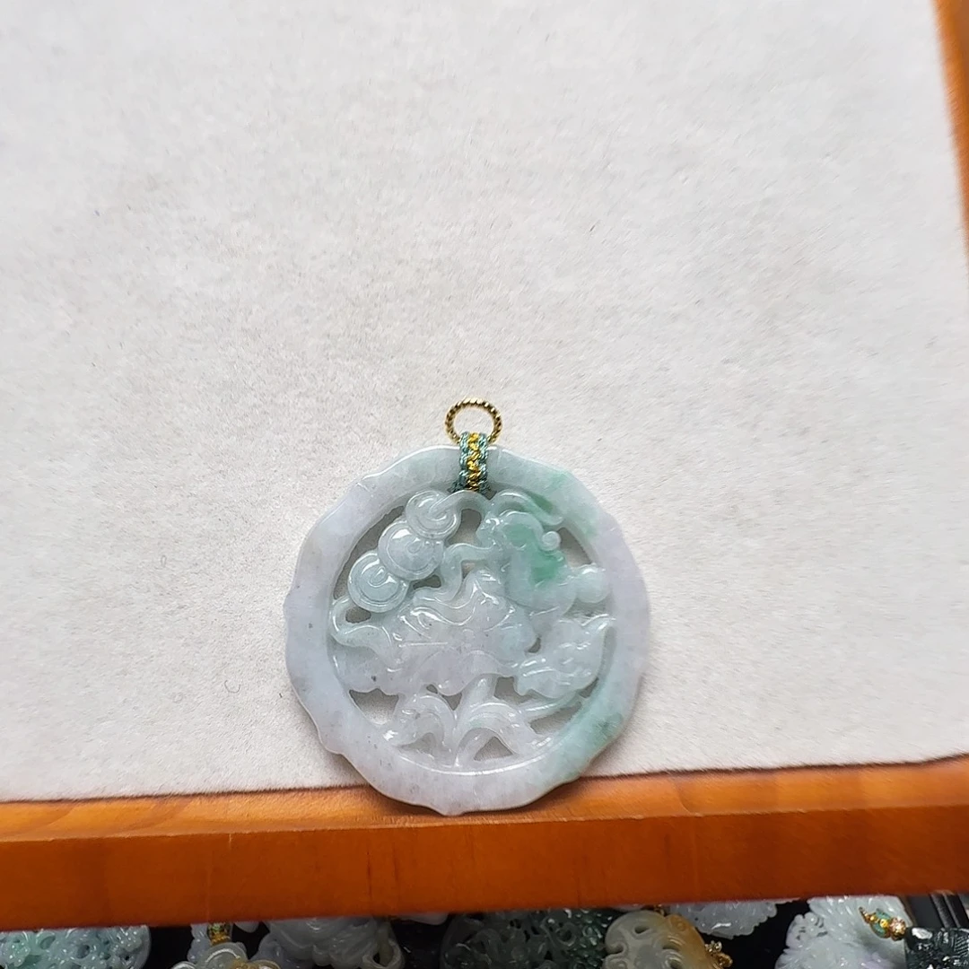 翡翠未镶嵌吊坠(赠链)