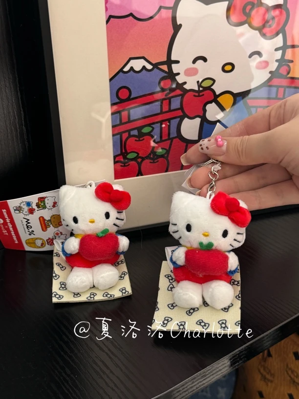Me联名苹果kitty包包挂件可爱鼻嘎抱苹果甜美包挂饰