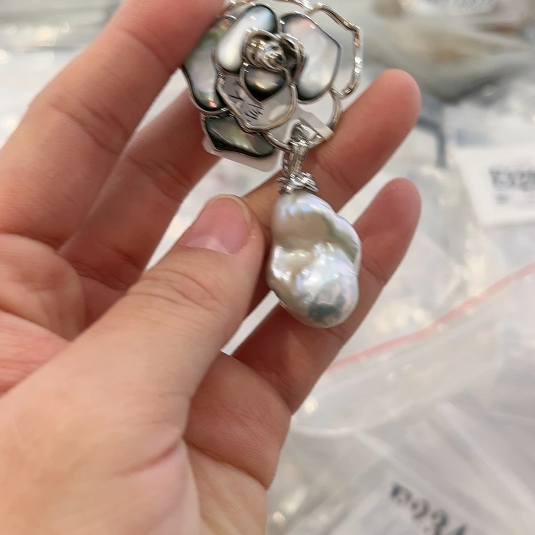 淡水珍珠胸饰合金