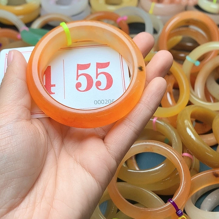 未镶嵌石英质玉（黄龙玉）手镯