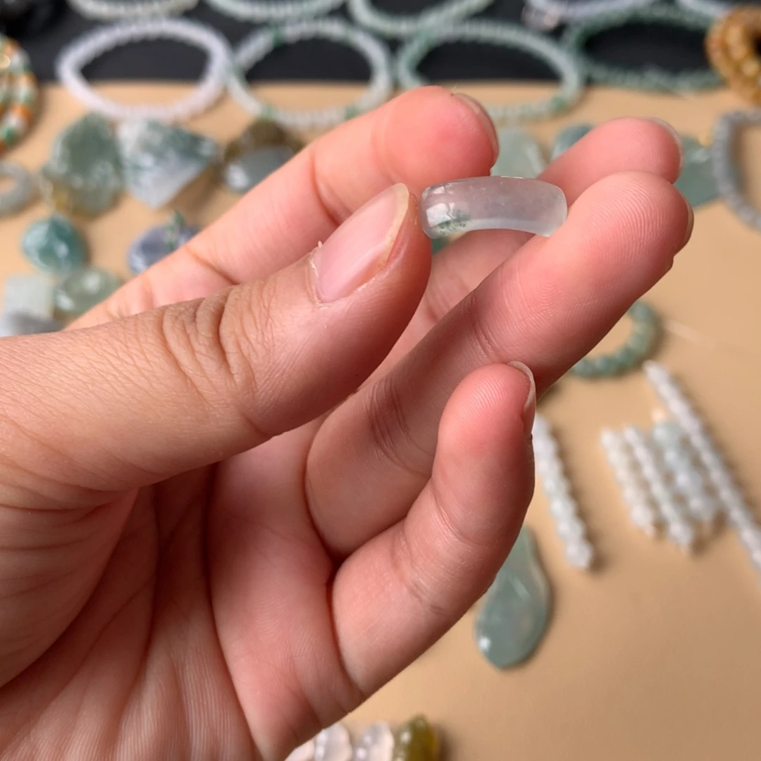 翡翠未镶嵌颈饰马鞍戒