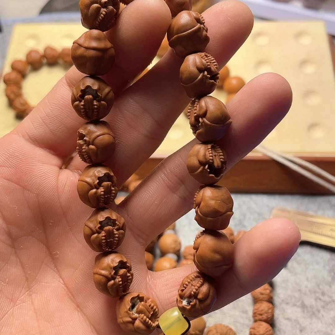 龙纹桃核雕刻镂空无相佛