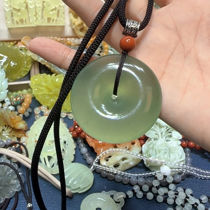 未镶嵌蛇纹石玉吊坠