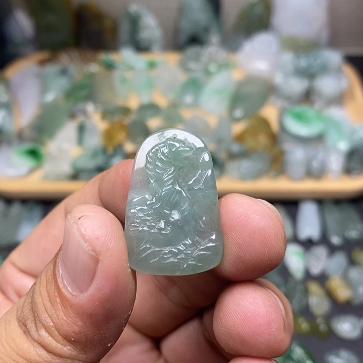 翡翠未镶嵌颈饰老虎